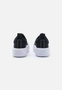 Melni auduma zemi sporta apavi ar baltām gumijas zālēm, ar kontrastējošām šuvēm un āķi pie papēža. "CONVERSE ALL*STAR" iepresēts zālē.