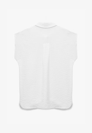 Camicia bianca a maniche corte con colletto, caratterizzata da un tessuto strutturato e una cucitura verticale centrale sulla schiena, taglio morbido.
