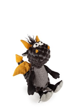 Giocattolo di peluche drago nero e grigio con ali arancioni, corna, punta della coda e piccole narici, seduto dritto su uno sfondo bianco.