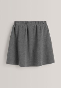 Pelēka ceļgala garuma svārki ar savākto elastīgo jostu, gludu audumu un vieglu A formas siluetu, kas karājas pret gaišu fonu.