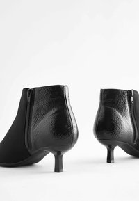 Next FOREVER COMFORT POINTED - Klassikalised poolsaapad - black