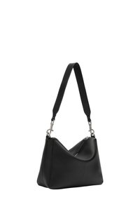 Czarna skórzana torebka o unikalnym kanciastym designie. Posiada zamek błyskawiczny na górze, regulowany pasek oraz srebrne akcenty metalowe.