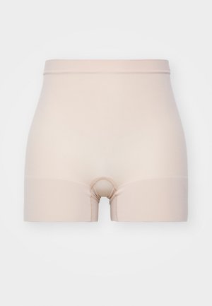 Shorts taille haute beiges en tissu lisse, avec un design sans coutures, des jambes courtes et un ajustement serré autour de la taille et des cuisses.