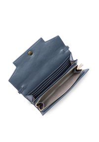 Portafoglio in pelle blu con una texture liscia, numerosi scomparti per carte e una tasca con zip. Presenta una chiusura a bottone e un design strutturato.