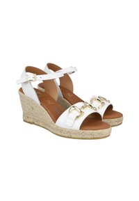 Sandalias de cuña blancas con correas ajustables en el tobillo, parte superior de cuero texturizado, acentos de hardware dorado y plantilla envuelta en yute.