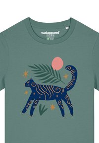 T-shirt vert mettant en avant une illustration de tigre marine avec des tourbillons orange, accentué par un cercle rose, des feuilles de palmier et des étoiles décoratives.