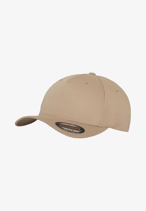 Beige baseballkeps av tyg med rund krona, böjd skärm och en logotyp patch på undersidan av skärmen.