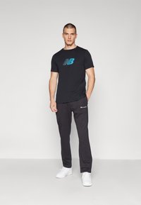 New Balance LIGHTWEIGHT GRAPHIC - Camiseta deportiva - black