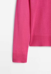 Manche de pull en tricot rose avec bord-côte côtelé. Présente une texture lisse et une coupe droite, mettant en valeur la couleur vibrante et le design simple.