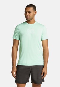 Licht mintgroene T-shirt met korte mouwen, gemaakt van zachte stof, met een witte fietsprint op de borst en een ronde halsontwerp.