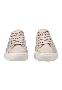 Sneaker rosa chiaro con una parte anteriore in pelle liscia, accenti testurizzati brillanti sui lati e suole in gomma bianca con una finitura testurizzata.
