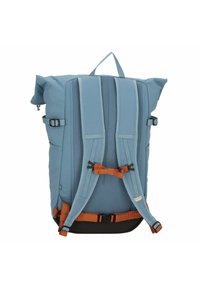 Modrý batoh vyrobený z odolné tkaniny, s polstrovanými síťovanými popruhy, nastavitelnými sponami a vnější kapsou. Design s rolovacím víkem.