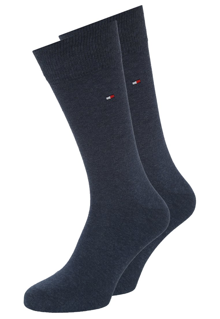 Dunkelblaues Sockenpaar mit einem gerippten Bündchen. Hergestellt aus weichem Material, mit einem kleinen roten, weißen und blauen Logo nahe dem oberen Rand. Standard Crew-Länge.