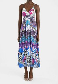 Robe maxi avec un décolleté en V profond, motifs floraux en violet et bleu, bretelles réglables et une jupe fluide et à motifs.