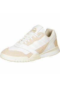 Vit och beige sneaker med övre i läder och mocka, texturerade detaljer, platta snören och gummisula med ett mönster.