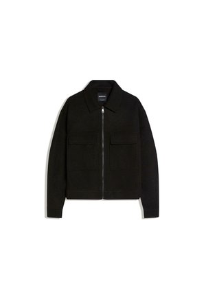 Črna jakna z zadrgo, ovratnikom in dvema velikima sprednjima žepoma z zaponko, dolgimi rokavi in rahlo skrajšanim krojem.