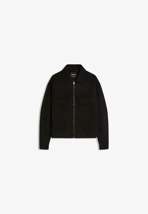 Czarna kurtka zapinana na zamek z kołnierzem i dwoma dużymi przednimi kieszeniami z patkami, długimi rękawami oraz lekko skróconym krojem.