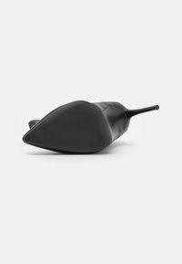 Zwarte hoge hakken met een spitse neus en slanke stilettohak. De zool heeft een textuur met grip. Het materiaal lijkt glad en elegant.