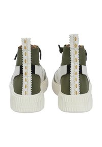 Sneaker alte verde e bianche con un tallone testurizzato, pannelli in tessuto a contrasto, cuciture decorative e suola in gomma.