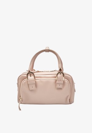 Roza usnjena torbica z dvojima zgornjima ročajema, zlatimi dodatki, zadrgo in gladko teksturo. Ima dve stranski žepi in minimalno šivanje.