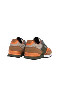 Sneaker caratterizzati da una combinazione di suede marrone, accenti verde oliva e dettagli arancioni, con una suola bianca e un logo sulla parte posteriore.