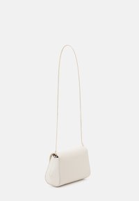 Sac à main en cuir blanc avec une forme structurée, une bandoulière chaîne dorée et une finition texturée. Design compact avec un accent latéral.