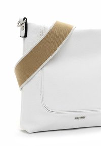 Borsa a mano bianca in pelle con una texture liscia, dotata di una larga tracolla in tela color nocciola e un dettaglio del logo argentato sulla parte frontale.
