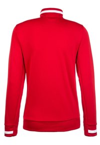 Rotes Sweatshirt mit langen Ärmeln und hohem Kragen, mit weißen Streifen am Kragen und an den Ärmeln. Glatter, elastischer Stoff.