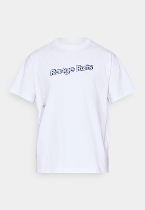 Bela bombažna majica s kratkimi rokavi, na kateri je v drznem, obrobljenem tisku natisnjen napis "Range Rats" čez prsi. Ima kratke rokave in krožni izrez.