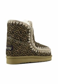 Ankle Boots im Leopardenmuster mit weichem Futter aus Fell, geflochtenem Rand und gummierter Sohle. Farbpalette hauptsächlich in Braun mit neutralen Akzenten.