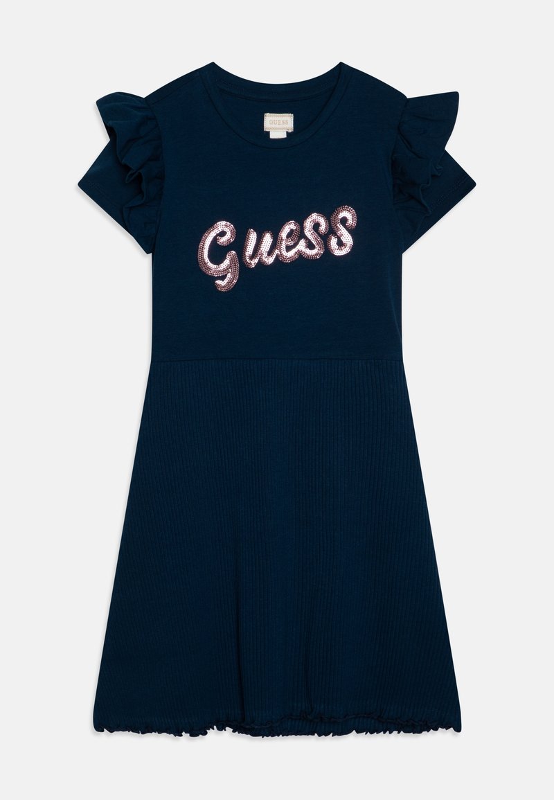Robe bleu marine à manches courtes avec manches à volants, jupe côtelée et logo "Guess" en sequins roses sur la poitrine.