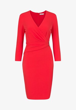 Rotes Wickelkleid aus glattem Stoff, mit tiefem V-Ausschnitt, langen Ärmeln und einem seitlichen Twist-Detail mit metallischem Akzent.