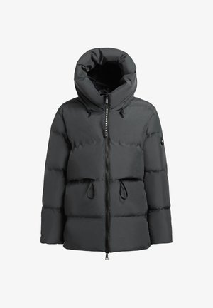 Crna pufasta jakna s visokim ovratnikom, pojasom na vezanje, patentnim zatvaračem i rastezljivim manžetama, s mat finišem i prešanim dizajnom.