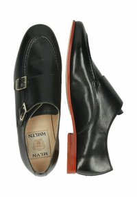 Czarne skórzane buty o eleganckim wzornictwie, z bocznym zapięciem, gładką fakturą i kontrastującą czerwoną podeszwą.