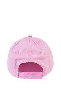 Casquette de baseball en coton rose avec une visière courbée, une sangle réglable et des œillets de ventilation cousus à l'arrière. Texture lisse.