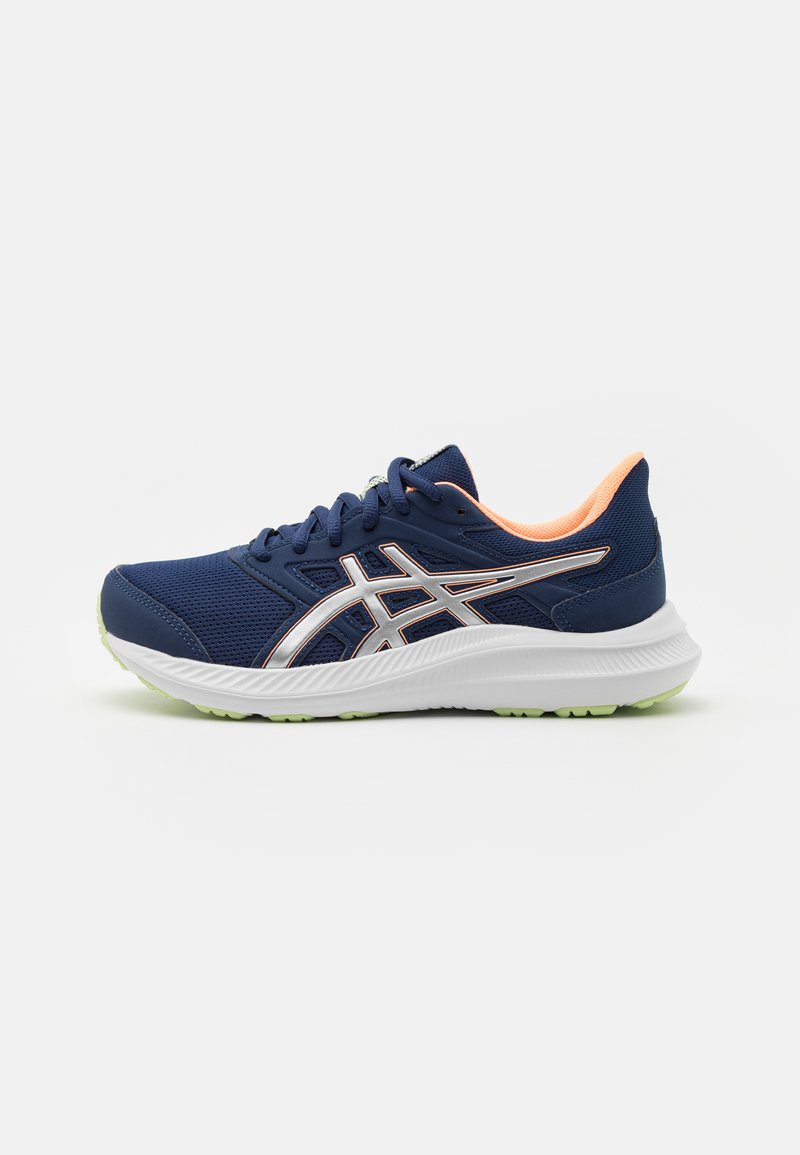 Zapatilla de correr de la marina con parte superior de malla, acentos plateados y talón naranja. Cuenta con una entresuela blanca y suela de goma verde para tracción.