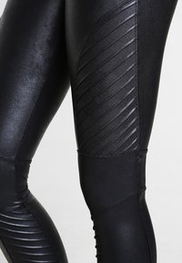 Spanx FAUX LEATHER MOTO LEGGINGS - Legíny - punčochy  - very black