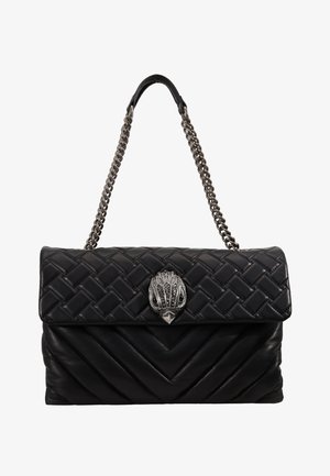 Geplooide zwarte leren handtas met een kettingstrap, gekenmerkt door een textuur met een chevronpatroon en een zilveren sluiting die lijkt op een schelptype.