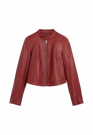 Červená kožená krátká bunda s límcem, předním zipem a postranními rozparky na bílém pozadí.