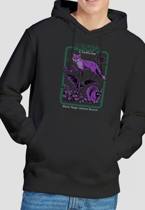 Schwarzer Hoodie mit lila Illustrationen von Fuchs, Fledermaus, Waschbär, Schlange und Motte sowie dem Text "Adopt a Familiar, Black Magic Animal Rescue".