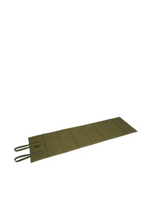 Sammenklappelig olivengrøn skummadras med to bærerem på den ene ende.