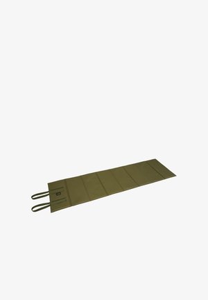 Tapis de sol pliable en mousse vert olive avec deux sangles à une extrémité.