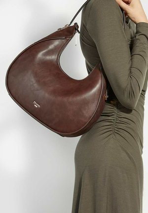 Bruine leren hobo tas met een gebogen silhouet, voorzien van een ritssluiting en logoaccent. Gladde textuur en gepolijste afwerking.