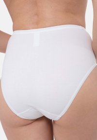 Weiße Baumwollunterwäsche mit hoher Taille, glatter Textur und elastischem Bund. Nahtloses Design an der Rückseite für einen bequemen Sitz.
