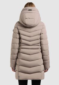 Lichtbeige pufferjack met chevronpatroon, capuchon en zijzakken. Geverfde textuur, middellange design en merklabel aan de zoom.