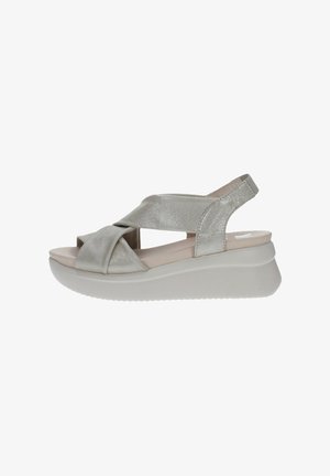 Sandalias de cuña plateadas metálicas con tiras cruzadas, punta abierta y una plantilla acolchada. Diseño elegante con suela de goma para mayor agarre y comodidad.