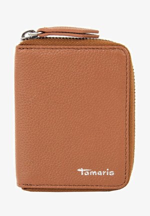 Cartera de cuero marrón con superficie texturizada, cierre de cremallera y logo plateado. Diseño compacto rectangular con detalle de costura en contraste.