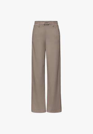 Pantalons larges en beige, avec une taille élastique dotée d'une boucle en argent, des poches latérales et une texture de tissu lisse.