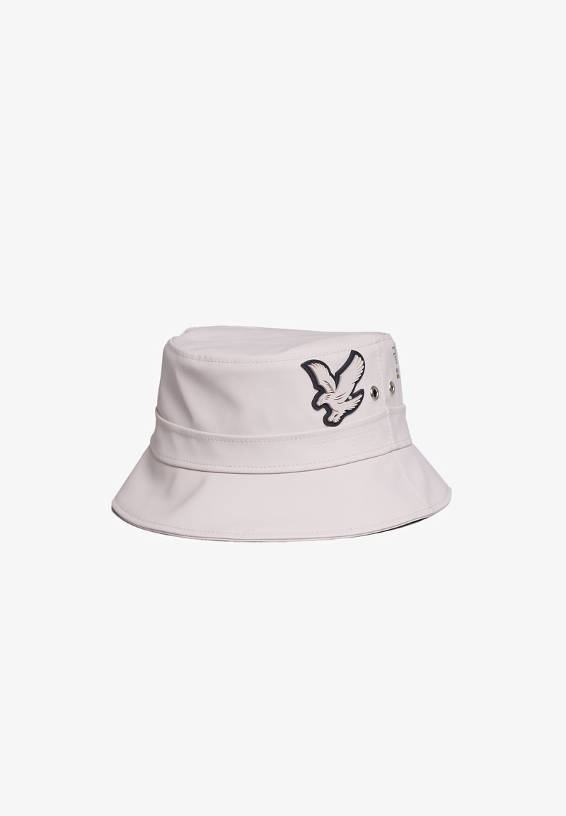 Chapeau seau gris clair en matériau imperméable, doté d'un large bord, d'un design d'aigle brodé et d'accents en rivets sur le côté.
