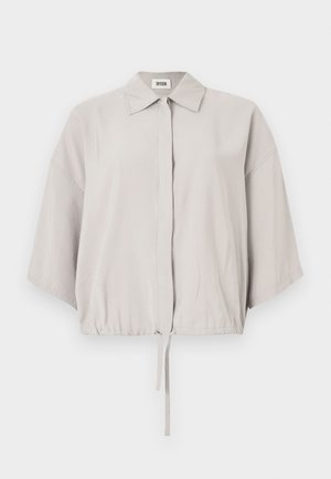 Hellgraue, übergroße Bluse mit Kragen, kurzen Ärmeln und Kordelzug-Saum. Aus weichem Stoff gefertigt, mit Knopfverschluss.